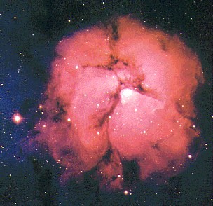 M20 (Messier 20, NGC 6514, Mgławica Trójlistna Koniczyna)