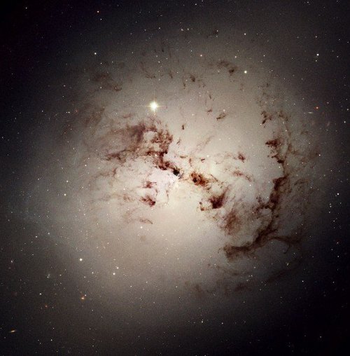Zagadkowy kosmos w oku Hubble'a - Astronomia