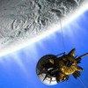 Sonda Cassini przeleciała nad gejzerami księżyca Saturna - Astronomia